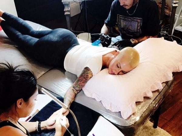 肯爺前女友 Amber Rose 修改刺青，把原有前夫頭像換為這個人！
