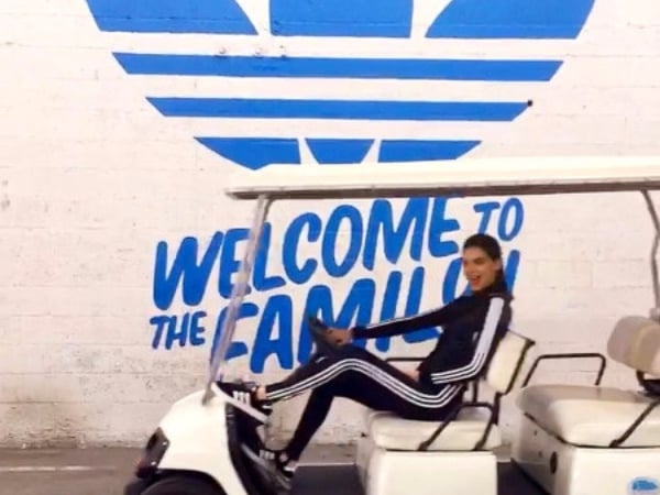坎達兒·珍娜稱職代言人，性感穿上肯爺 adidas 這一雙球鞋外出！