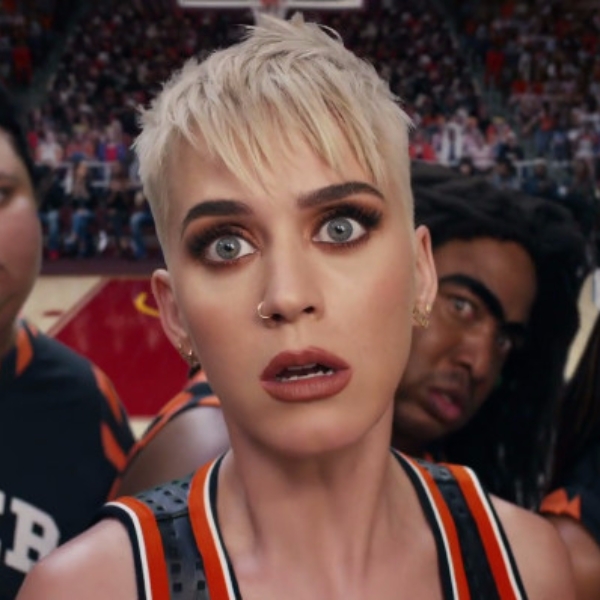 Katy Perry 玩壞了？最新 MV〈Swish Swish〉真的請來怪舞弟　一字排開跳怪舞！