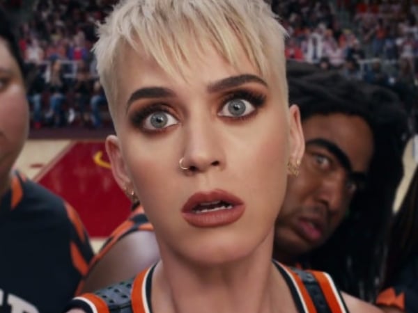 Katy Perry 玩壞了?最新 MV〈Swish Swish〉真的請來怪舞弟 一字排開跳怪舞!