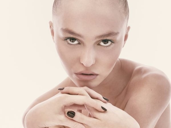 滿 18 變得更性感、大膽！Lily Rose Depp 裸上身登雜誌封面、放話：我會證明自己不是靠爸族