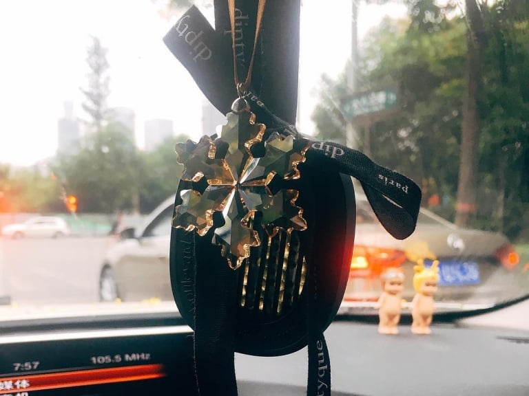 以後坐男朋友車再也不用被臭味濃罩，因為我們最愛的 Diptyque 將要推出車用香薰！