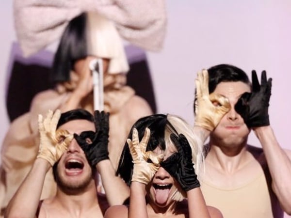 與「肉胎裝妹」Maddie Ziegler 再度合作！Sia 摘下假髮、首次挑戰自編自導電影《Sisters》