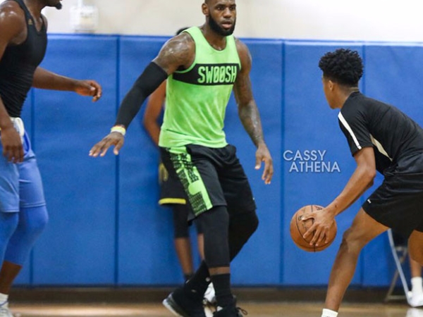 Nike LeBron 15 搶先曝光？詹皇搶先著用的這雙神秘鞋款是...