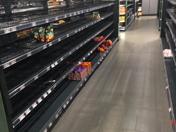 對抗種族歧視！這家超市把所有外國進口商品下架　讓顧客感受「徹底排外」的結果！