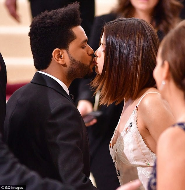 賽琳娜春風得意上街，穿上自己代言的品牌服飾好開心！