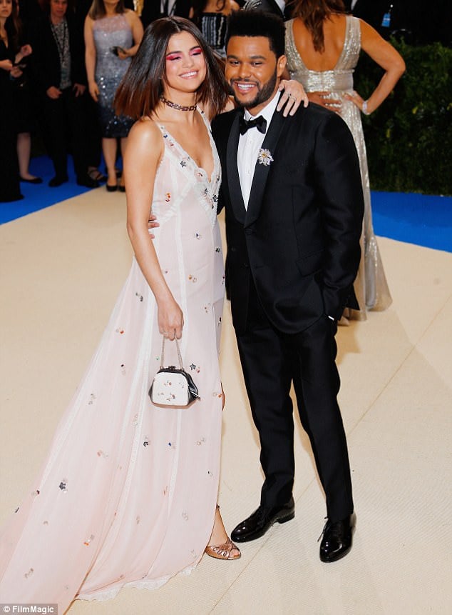 賽琳娜春風得意上街，穿上自己代言的品牌服飾好開心！