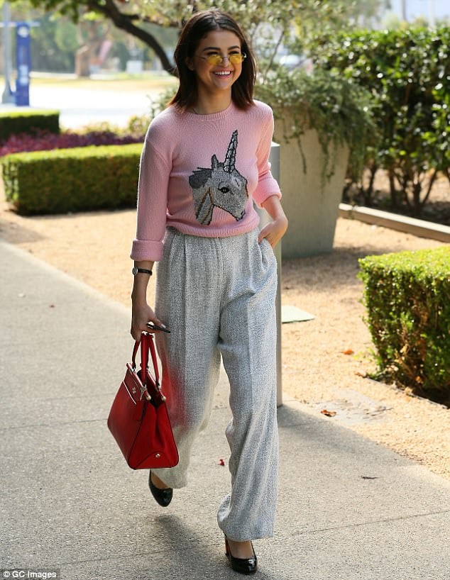 賽琳娜春風得意上街，穿上自己代言的品牌服飾好開心！