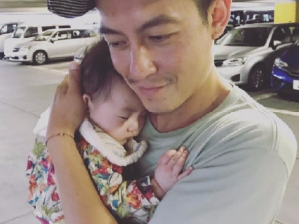 浪子真的變了！陳冠希被直擊出門打扮超隨意　奶爸只顧幫寶貝女兒拍照！