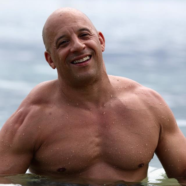 跟巨石強森較勁肌肉？馮迪索驕傲秀出最新鍛鍊身材　50 歲唐老大再進化！