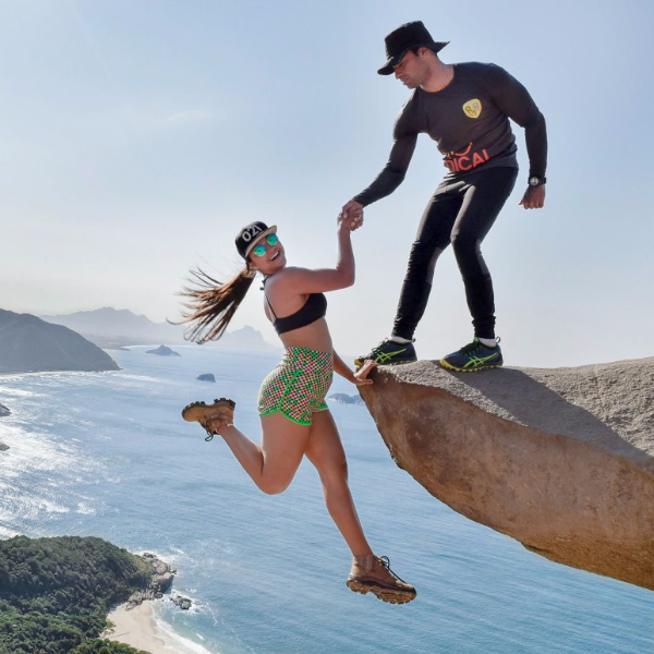 情侶在懸崖上的「極限照片」 只要技巧對了每個人都可以做得到