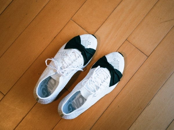 川久保玲 x Nike Flyknit Racer 加了蝴蝶結玩心！價格卻很大人
