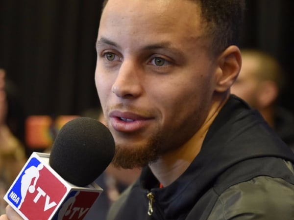 不只準度連人品也是逆天級！Stephen Curry 為德州休士頓災區貢獻 357 萬元！