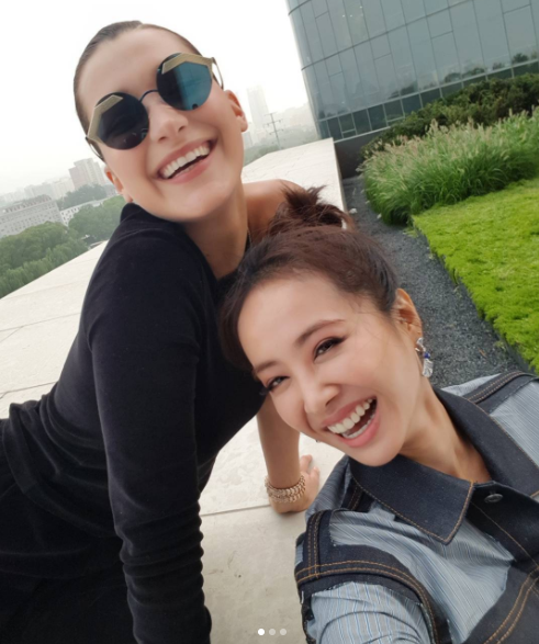 姊姊被中國抵制!貝拉哈蒂德現身北京黏蔡依林 國外網友驚:36 歲 Jolin 看起來更年輕!
