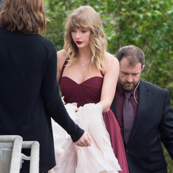 發單曲後首度露臉！泰勒絲成最佳閨蜜　撥空出席好友婚禮幫忙拉裙襬！