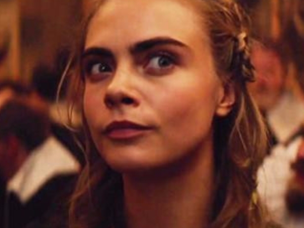 血脈噴張!Cara Delevingne 從影以來尺度最大床戲 全裸任男演員親吻胸前!
