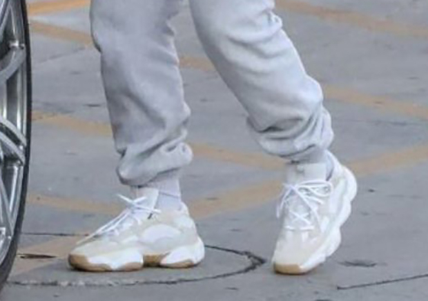 Vogue 澳洲版特輯，女模穿上 YEEZY Runner 入鏡好時尚！