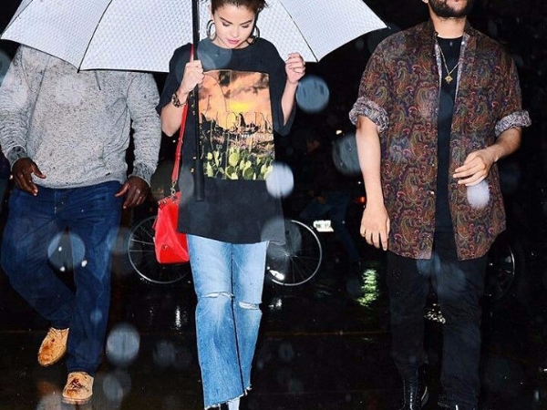 雨中漫步！小天后賽琳娜《最新穿搭》，與威肯義大利餐廳甜蜜約會！