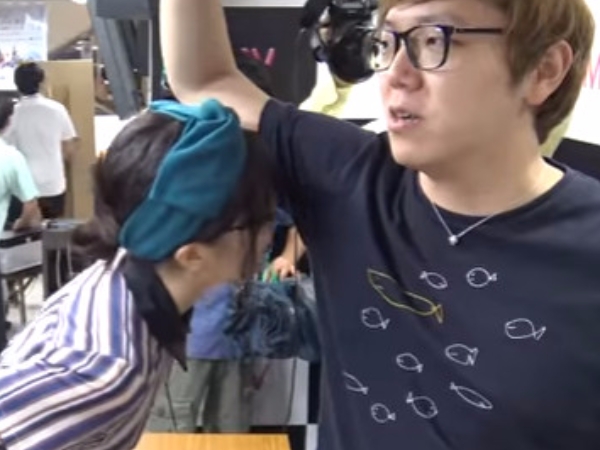 日本超狂 YouTuber!Hikakin 握手會女粉絲要求壁咚、聞腋下樣樣來!