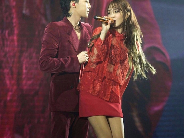 無敵情侶裝？GD與 Dara 《 演唱會造型》High翻全場！