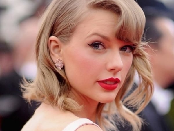 誰說她沒有好閨蜜？Taylor Swift 為好友擔任伴娘，造型更美得像示範作！