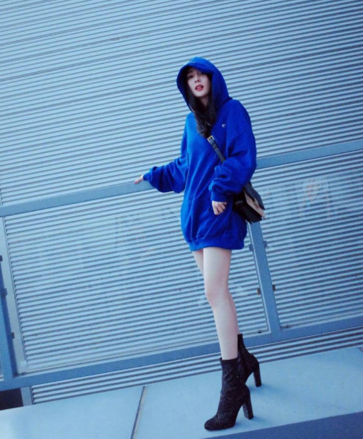 展現雪白逆天長腿！楊冪《最新穿搭》輕鬆駕馭任何造型！