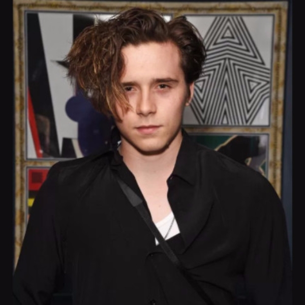 今年極短髮大流行！布魯克林一夕之間將捲髮理成大平頭　搭配耳環呈現復古風！