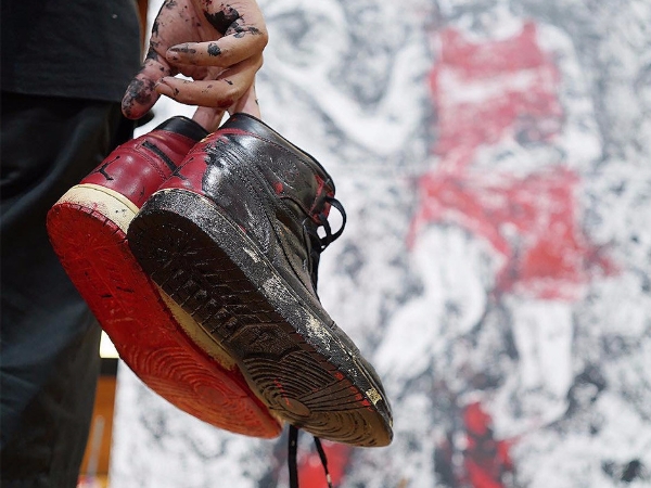 Air Jordan 1 變成畫筆好心疼，藝術家畫喬丹搞創意！