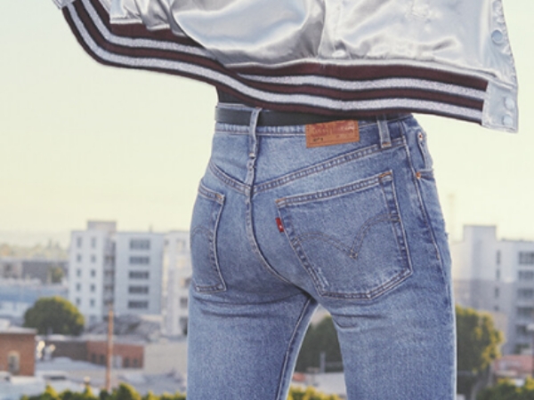 「極高腰」復古丹寧趨勢　Levi’s® 高腰牛仔褲 4 大穿搭術！