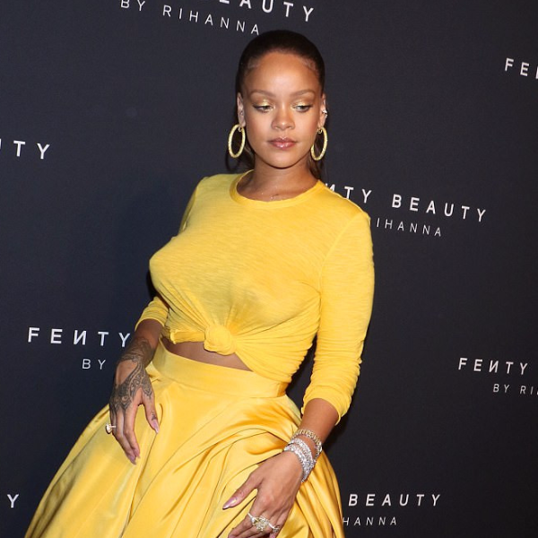 蕾哈娜不穿胸罩用禮服大秀堅挺雙峰　霸氣的胸型讓鎂光燈狂閃！