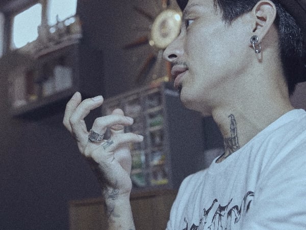 【反骨之秋】反傳統的骨，Bravo Zulu Tattoo 主理人 Calvin 的「刺」文化！
