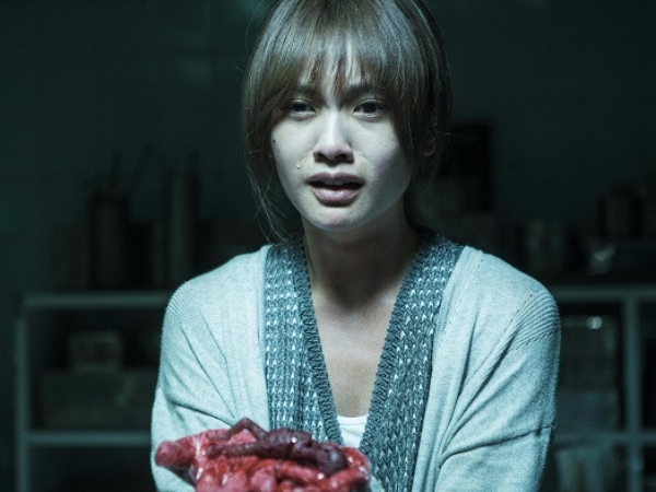 楊丞琳捧血胎直呼很可怕！《紅衣小女孩2》登 2017 華語片冠軍　創台續集票房勝首集新紀錄！