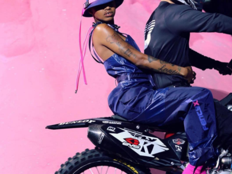 摩托車越野賽！蕾哈娜挑戰極限運動 2018 春夏 FENTY × PUMA 充滿速度與激情