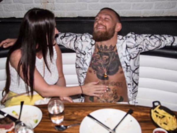 被打到流鼻水卻賺翻！Conor McGregor 世紀之戰拿到 1 億美元　開心吃牛排曬六塊肌身材！