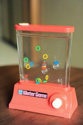 時代眼淚！還記得這個「水中套圈圈」遊戲機嗎？網友狂讚：其實超難控制！