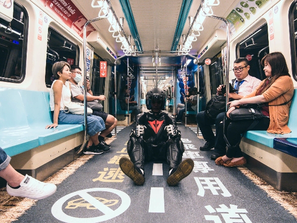 Red Bull皂飛車大賽倒數前夕 瘋狂飛車手出沒台北捷運？！ 板南線車廂逼真化身皂飛車專用賽道 鼓吹超速狂飆