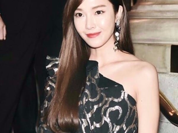 居然和Krystal 撞衫？潔西卡《最新穿搭》盛裝出席紐約時裝周！