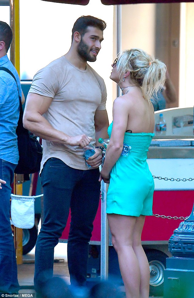 放閃光！布蘭妮帶兒子暢遊迪士尼樂園　男友胸大到能撐臉引網友稱羨！