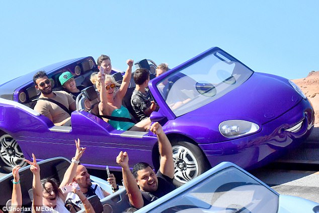 放閃光！布蘭妮帶兒子暢遊迪士尼樂園　男友胸大到能撐臉引網友稱羨！