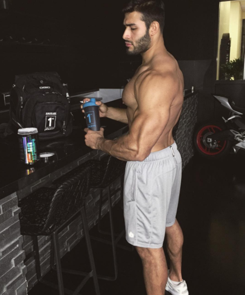 放閃光！布蘭妮帶兒子暢遊迪士尼樂園　男友胸大到能撐臉引網友稱羨！