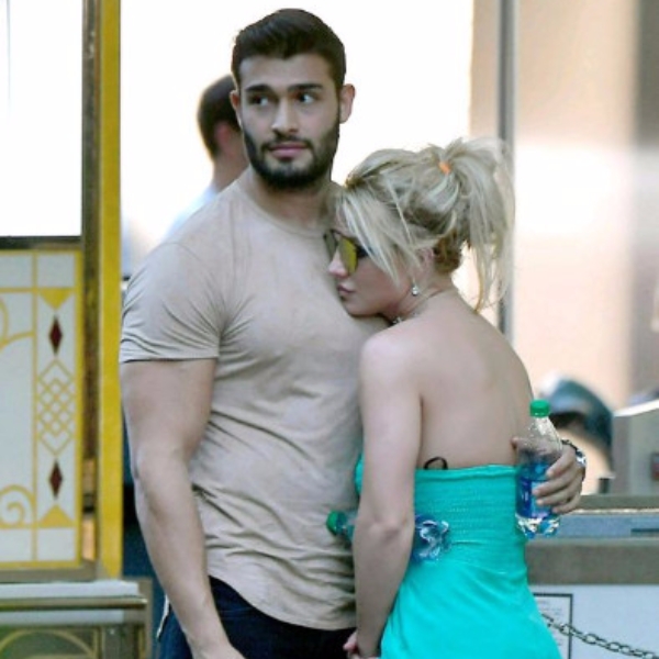 放閃光！布蘭妮帶兒子暢遊迪士尼樂園　男友胸大到能撐臉引網友稱羨！