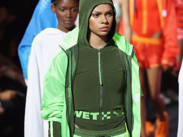 時尚天后蕾哈娜 沙灘重機 馳騁紐約時裝周 FENTY PUMA BY RIHANNA 2018 春夏大秀 潛水衣、衝浪繩、比基尼   RiRi運動奢華時尚巨浪再起