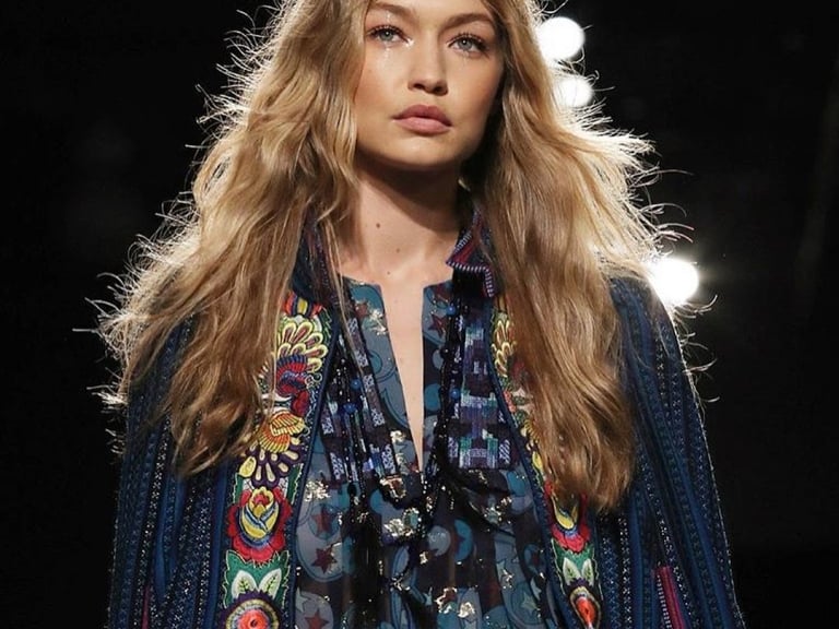 Gigi Hadid 為 Anna Sui 走騷時掉失鞋子,仍不失霸氣地完成時裝騷!