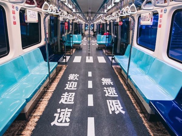 整個捷運都是我的賽車場！繼「世大運列車」之後　板南線車廂變車道