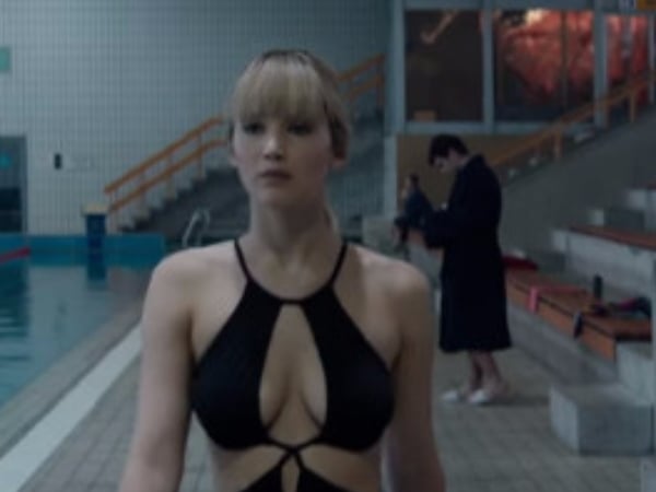 超大膽演出!Jennifer Lawrence 在新電影《Red Sparrow》飾演一名專門色誘人的美女特工,當中有著不少露骨情節!