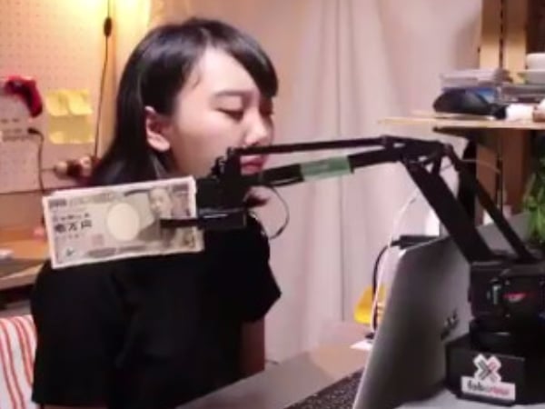 網友笑翻！日本超奇葩發明王「鈔票打臉機」　一發呆就提醒你工作都是為了錢啊！