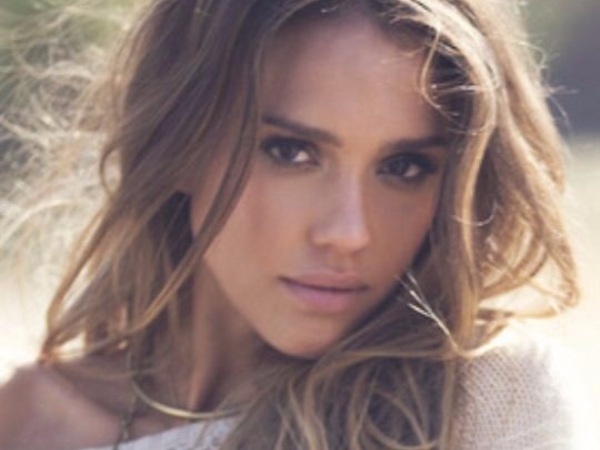 羨慕 Jessica Alba 自然隨性的曲髮嗎？原來她打理曲髮的方法這樣簡單，女生們要趕快學起來！