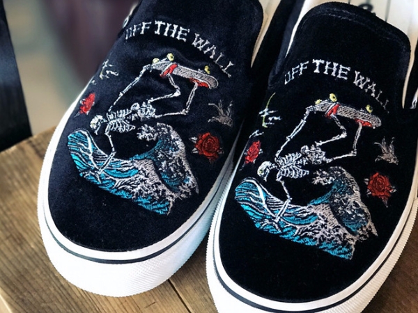 The ROLLICKING x Vans Slip-On 聯名鞋款，精緻日式風格刺繡加持！