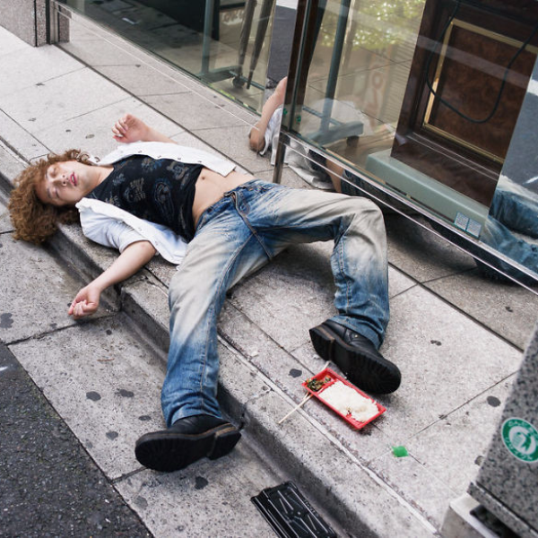 英國攝影師拍下日本早晨「街道醉漢」　千奇百怪姿勢超乎想像！