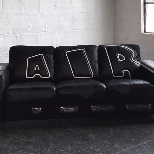 不只能穿還能躺！史上唯一 Nike Air More Uptempo 沙發問世　席捲球鞋圈！